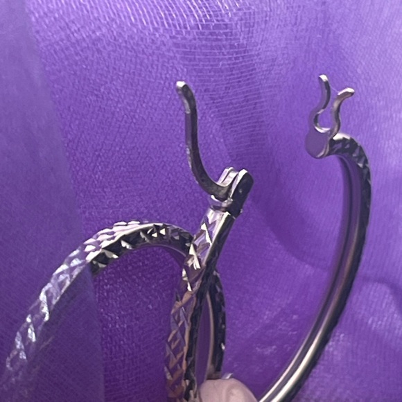 1 inch Diamond-Cut Oval Hoop Earrings in 14K White Gold - Picture 5 of 9